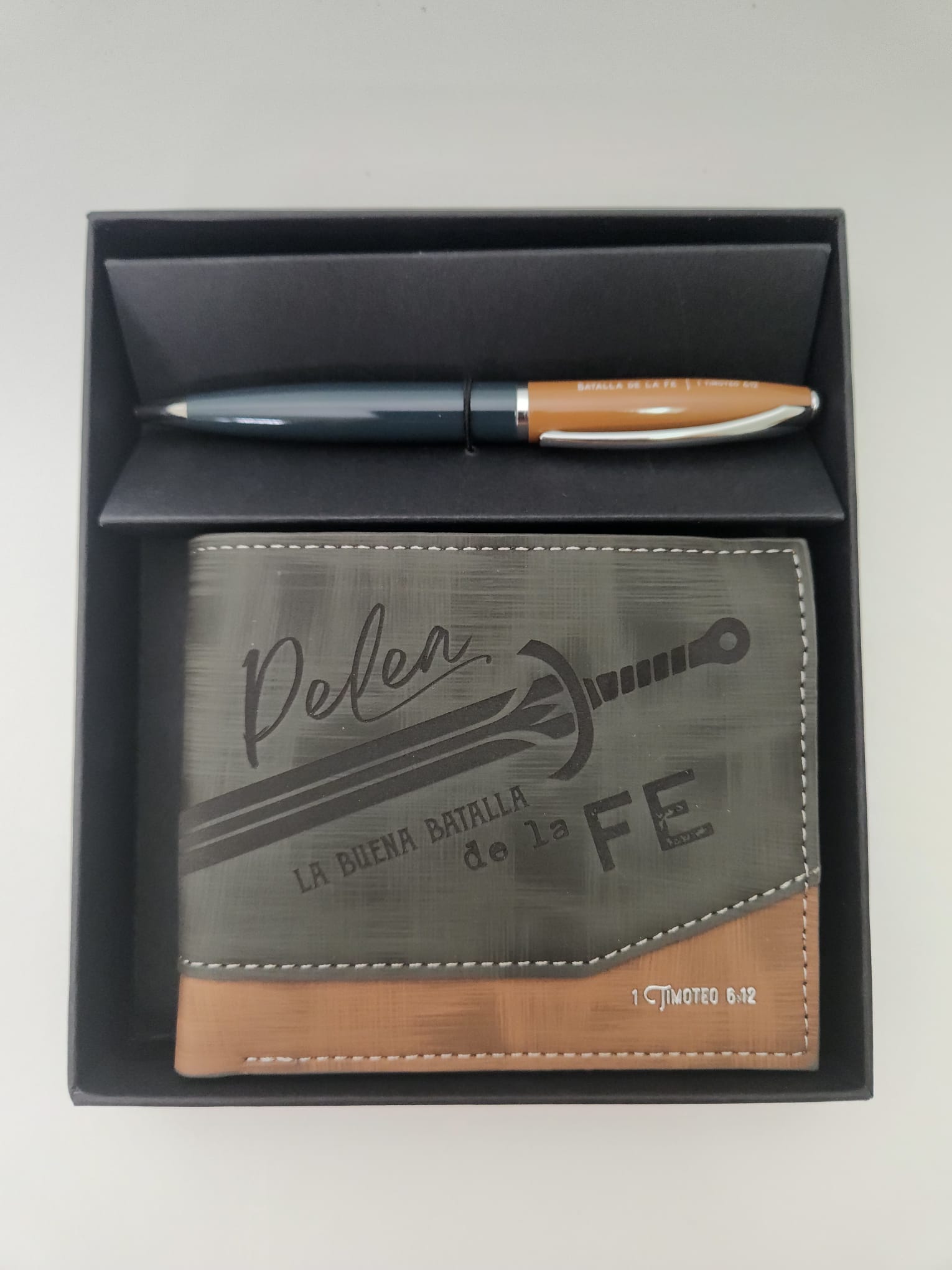 Pack billetera masculina y bolografo. Pelea la buena batalla de la fe.