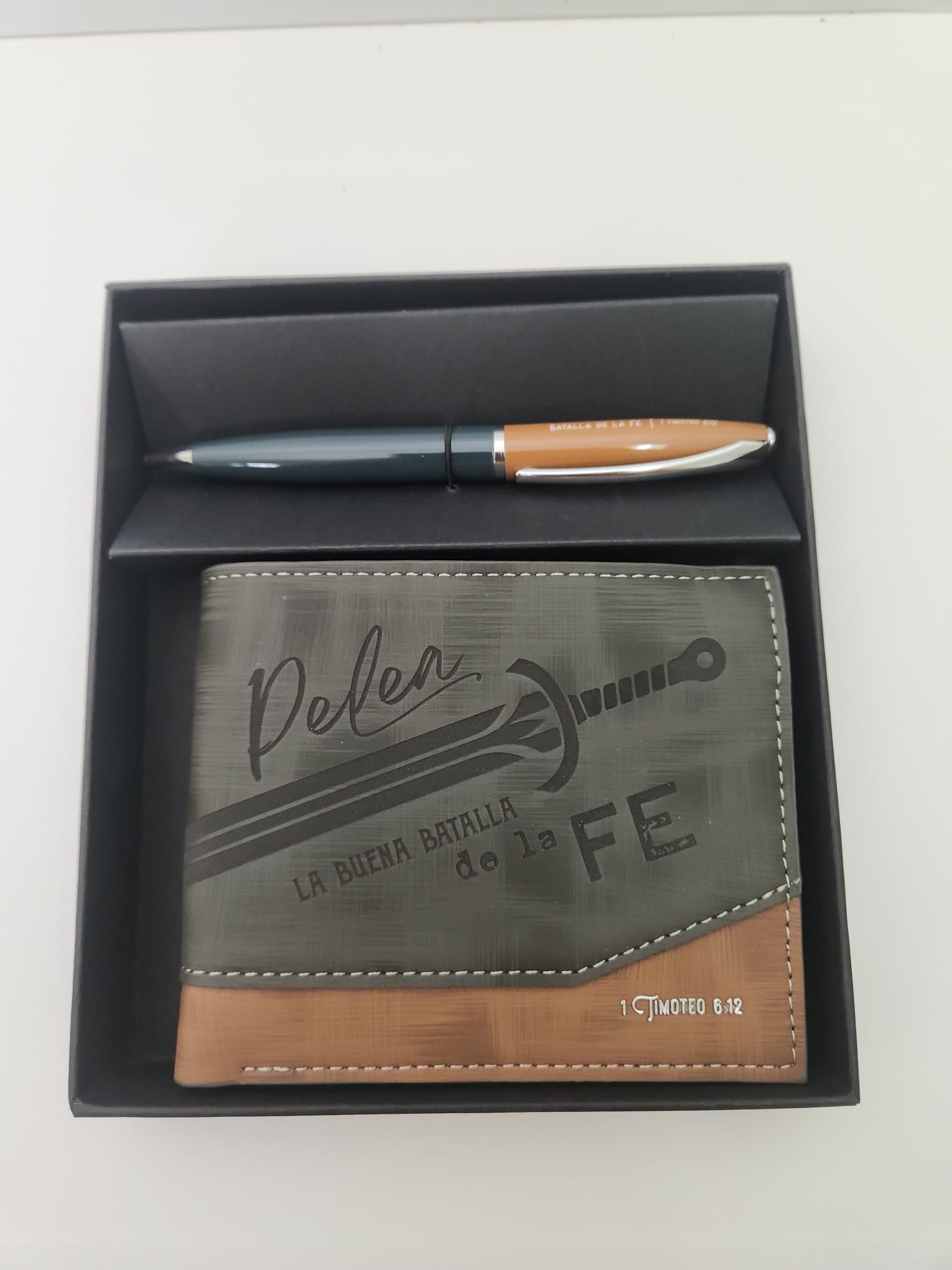 Pack billetera masculina y bolografo. Pelea la buena batalla de la fe.