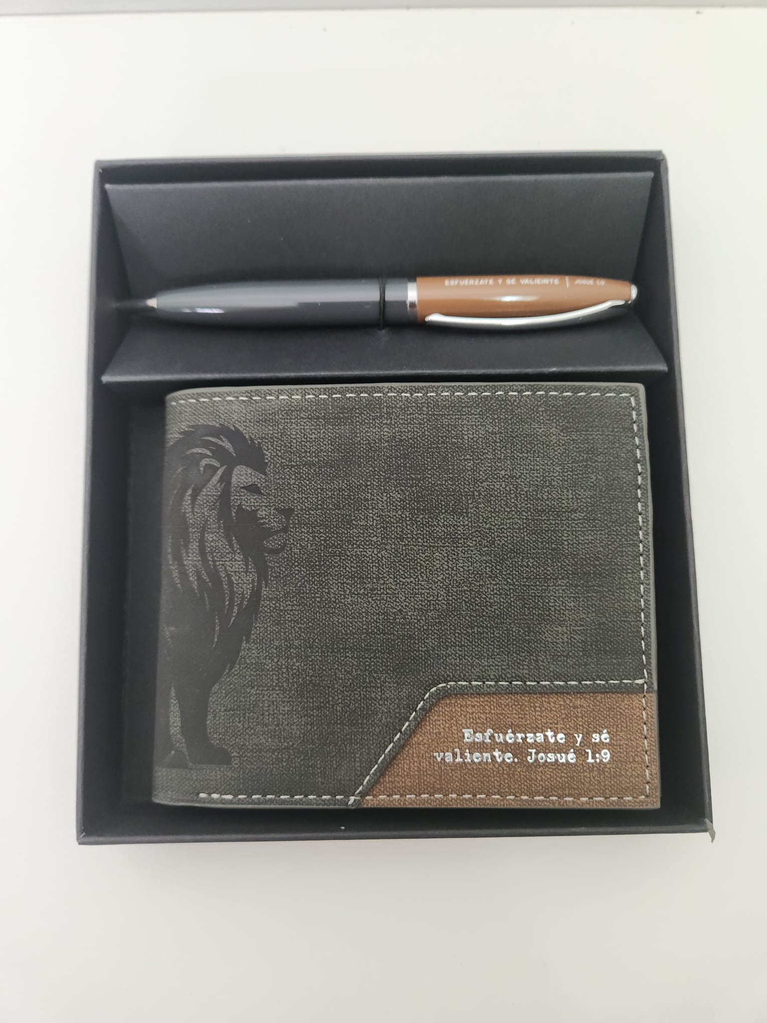 Pack billetera masculina y bolografo. Esfuerzate y se valiente