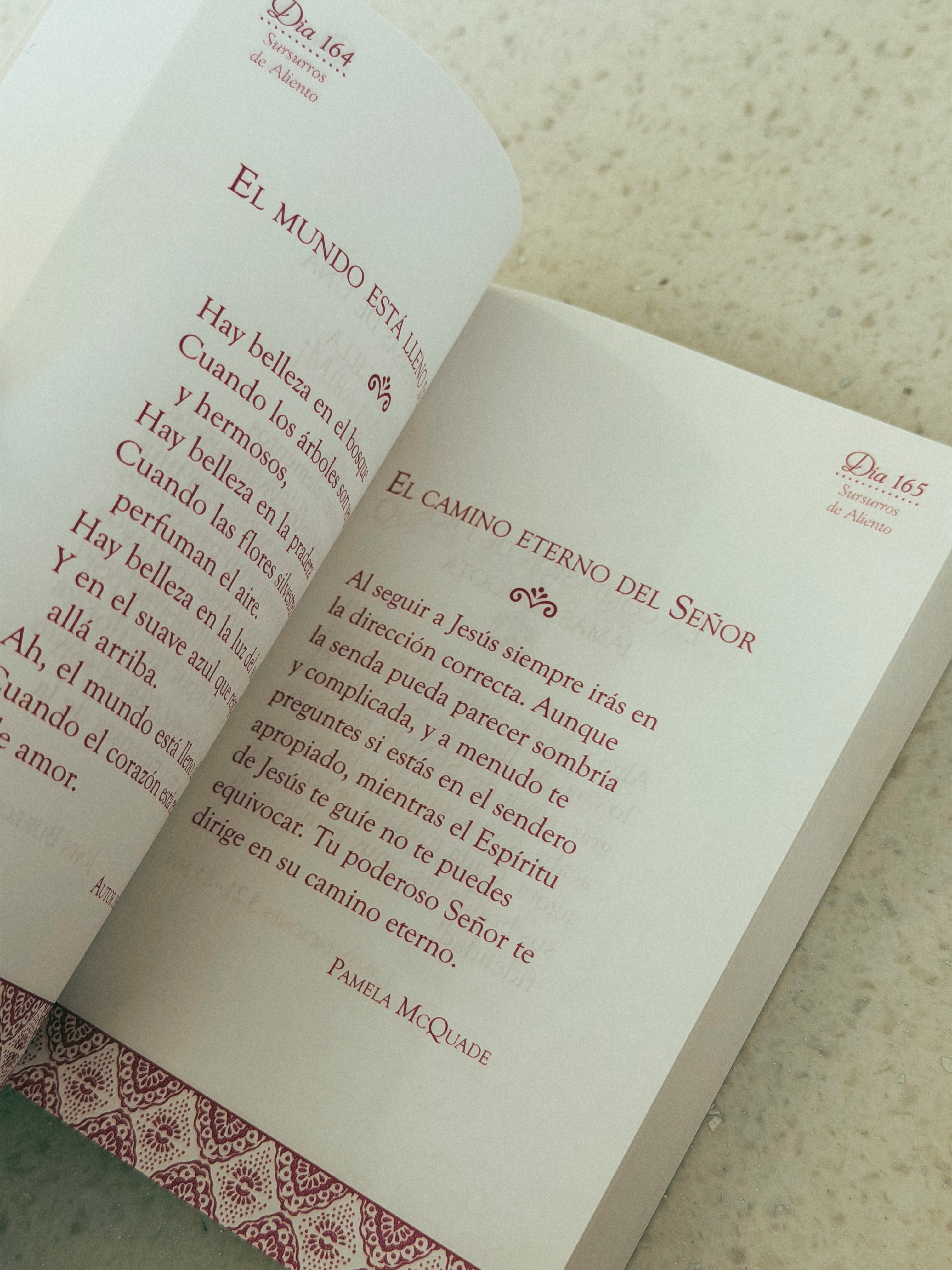 Susurros de Aliento: Pensamientos Diarios para la Mujer