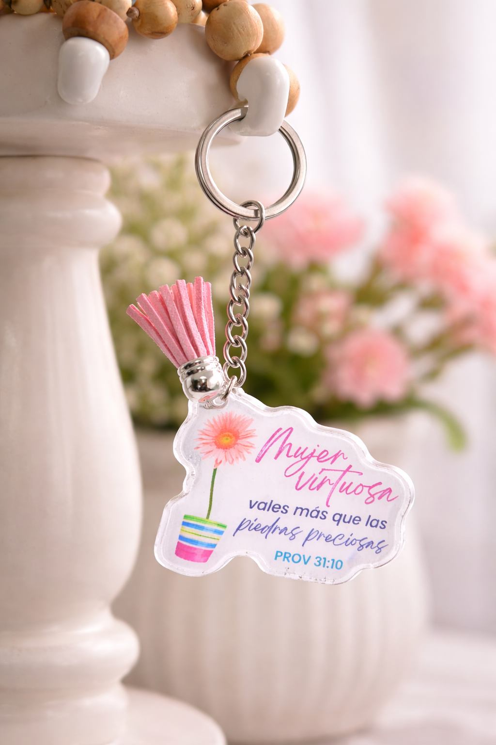 Llavero acrílico con Tassel. Mujer virtuosa