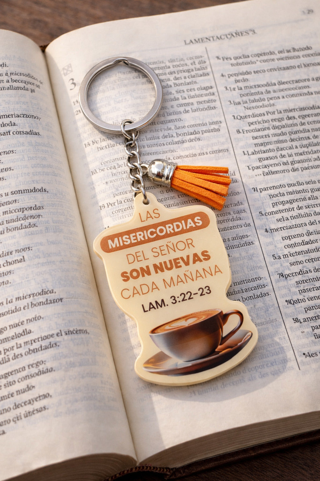 Llavero acrílico con Tassel. Las misericordias del Señor.