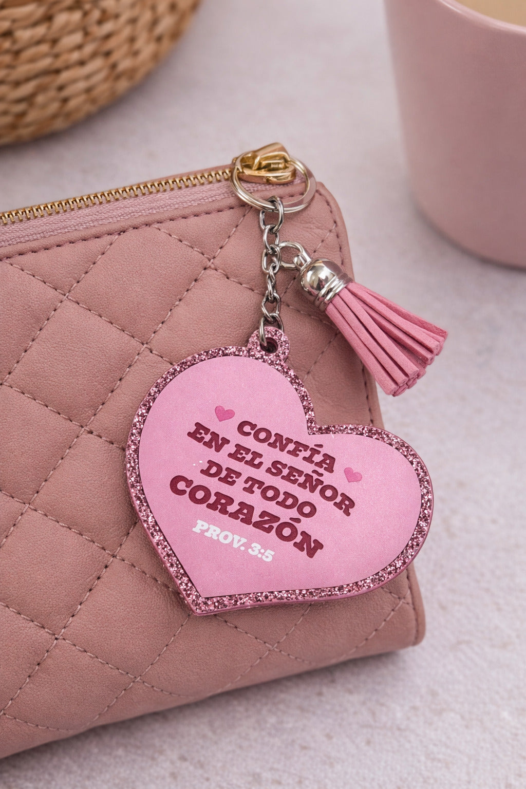 Llavero caucho con glitter. Confía en el Señor
