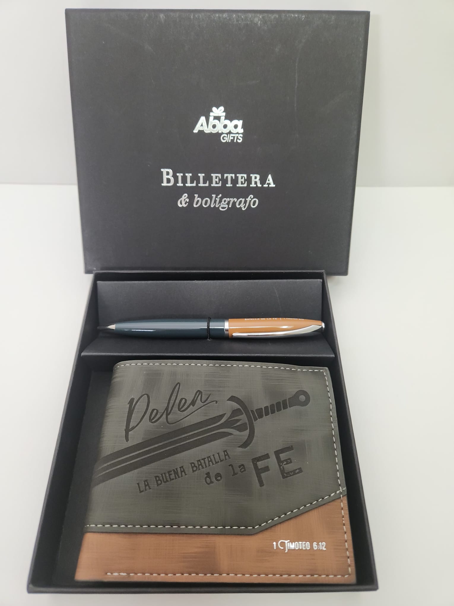 Pack billetera masculina y bolografo. Pelea la buena batalla de la fe.