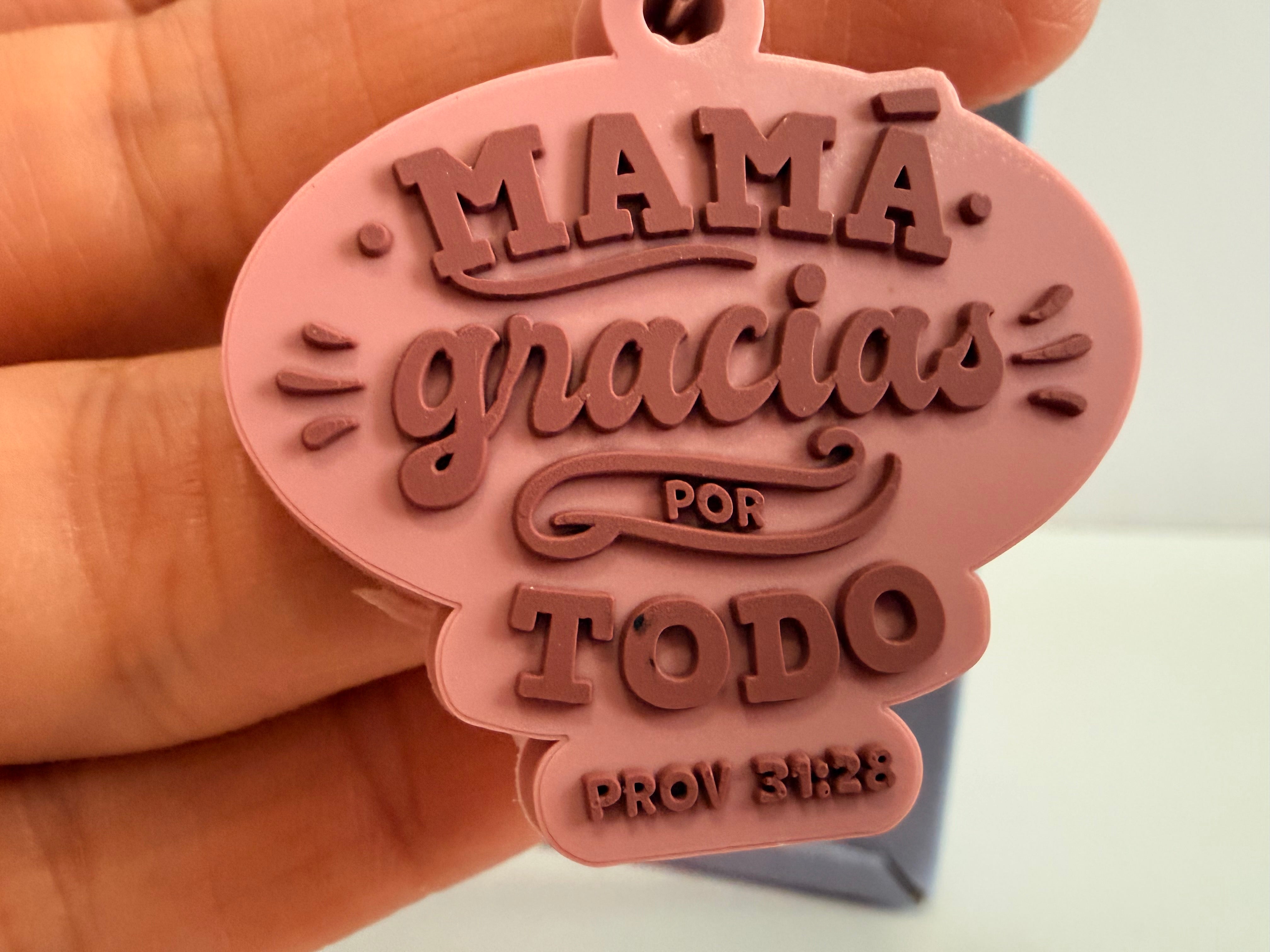 Pack Taza 14 Oz + llavero de caucho. Mamá Gracias